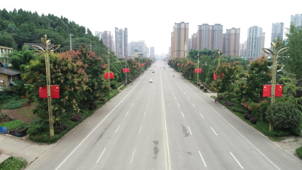 城区主干道换装"中国红" 四川安岳悬挂国旗为祖国庆生_腾讯新闻