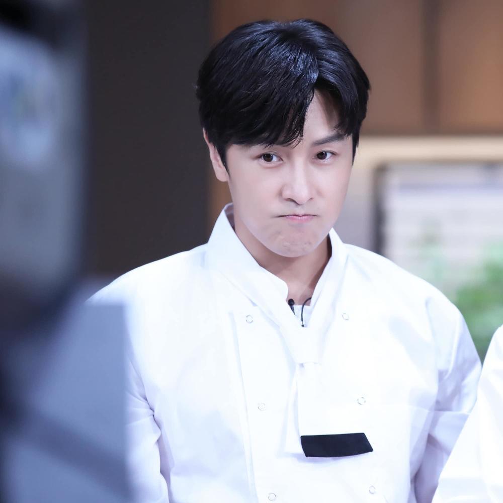 神话文晸赫出席junjin婚礼怼脸拍申彗星当司仪新剧海报骑摩托帅气