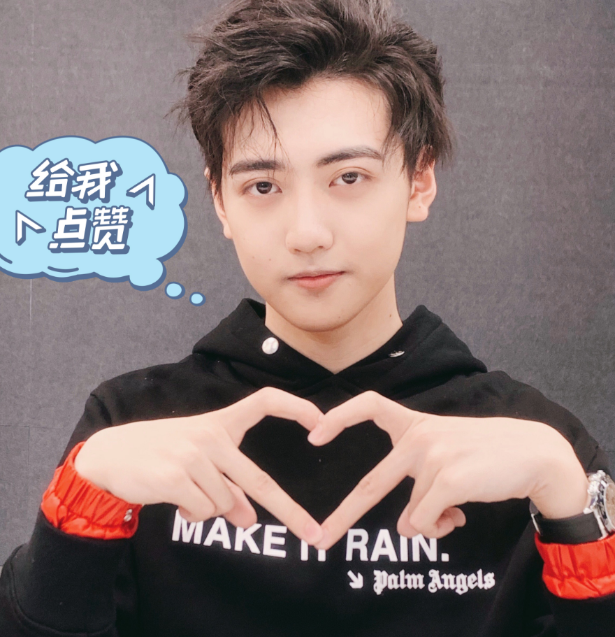 接下来的就是焉栩嘉,是团队里面年纪最小的成员,在参加燃烧吧少年这个