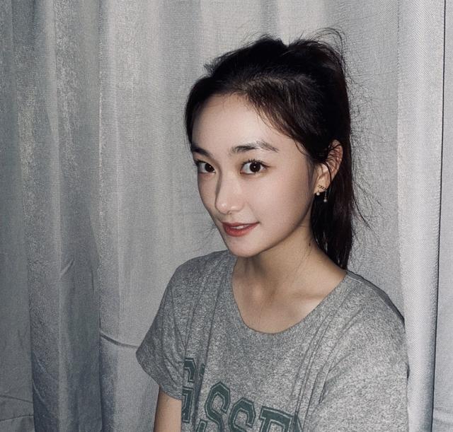 孙俪|孙俪妹妹晒室友视角美照，梳高马尾青春靓丽，与大学同学相处融洽