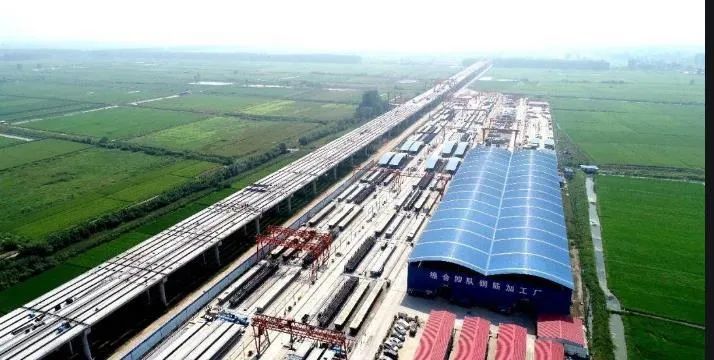9月中旬,江北东高速戴家场段面施工现场一片火热繁忙景象.
