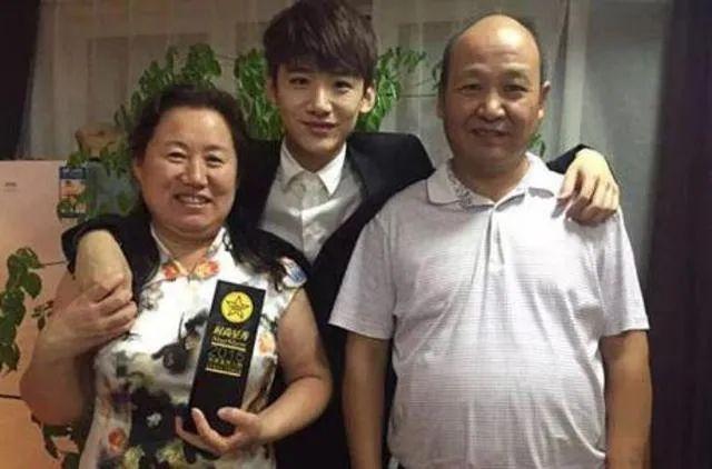 白敬亭|白敬亭爸爸：开出租车供儿子学钢琴，儿子成名后为他买房完他心愿