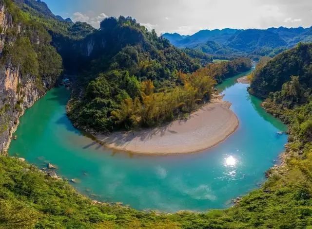 海里天生橋,又名天星橋,位於惠水縣斷杉鎮與打引鄉交界的漣江上諸葛