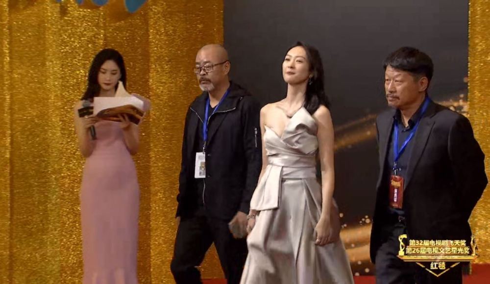 马伊琍|飞天奖红毯，孙俪压轴礼服是败笔，海清马伊琍很惊艳，陈数显憔悴