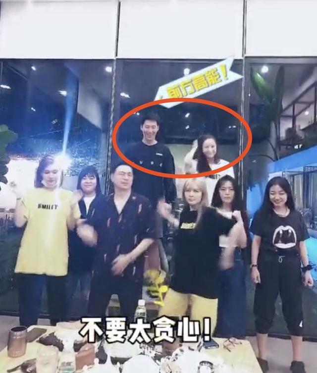 何超莲|何超莲晒男友视角美照，化身机车酷girl询问粉丝：帅不帅