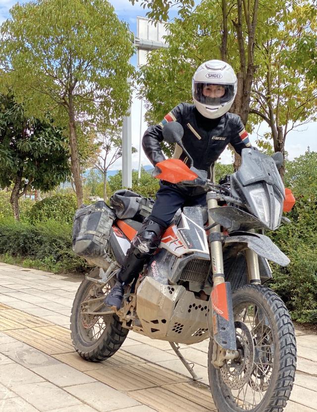 何超莲|何超莲晒男友视角美照，化身机车酷girl询问粉丝：帅不帅