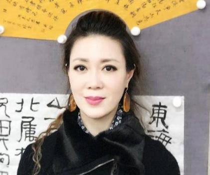 央視美女主播李文靜,播新聞困到打哈欠引爭議,46歲仍堅持丁克