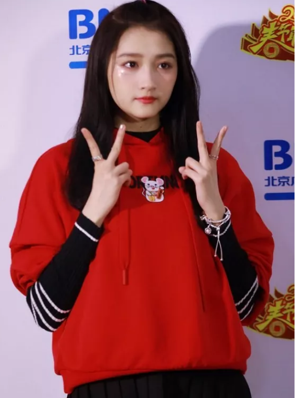 这手无论是戴戒指还是做美甲应该都很惊艳吧,很多人都给关晓彤留言