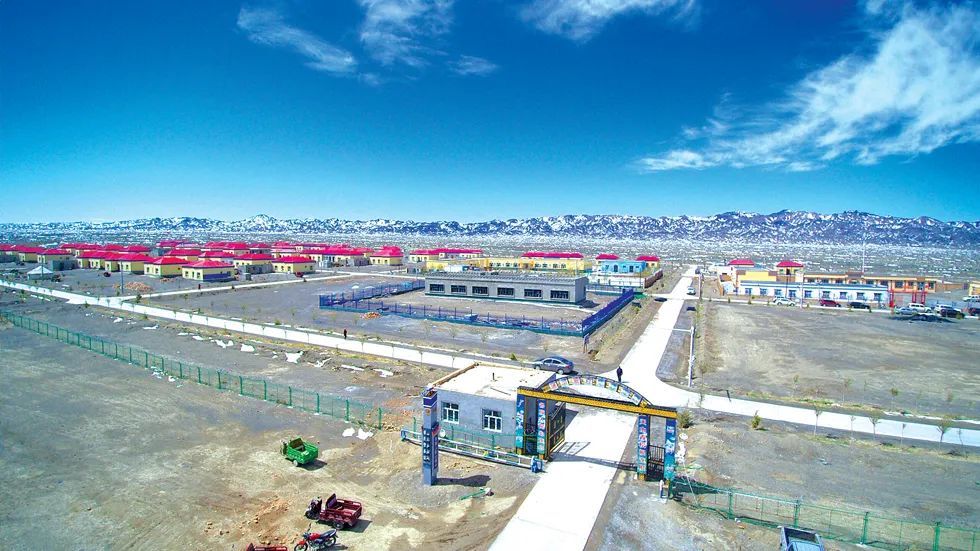 走向我们的小康生活托克逊县克尔碱镇通沟村村民走出大山开启定居幸福