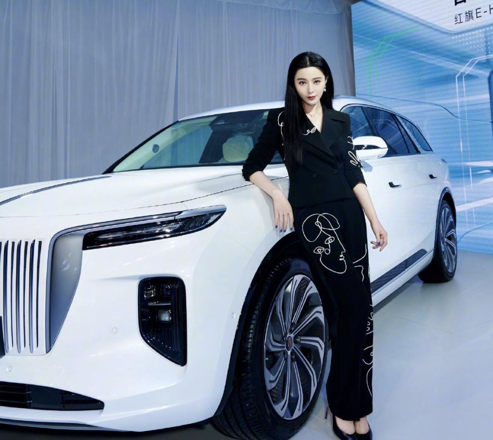 范冰冰|范冰冰分享所收礼物，穿彩色开衫小腹鼓起，特意手拉外套遮挡