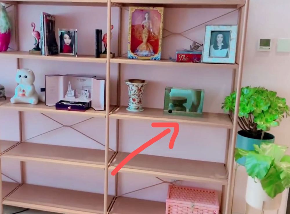 范冰冰|范冰冰分享所收礼物，穿彩色开衫小腹鼓起，特意手拉外套遮挡