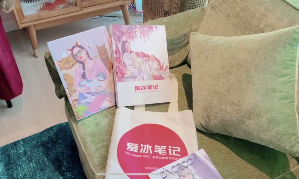 范冰冰|范冰冰分享所收礼物，穿彩色开衫小腹鼓起，特意手拉外套遮挡