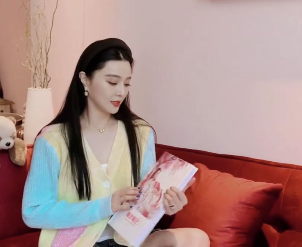 范冰冰|范冰冰分享所收礼物，穿彩色开衫小腹鼓起，特意手拉外套遮挡