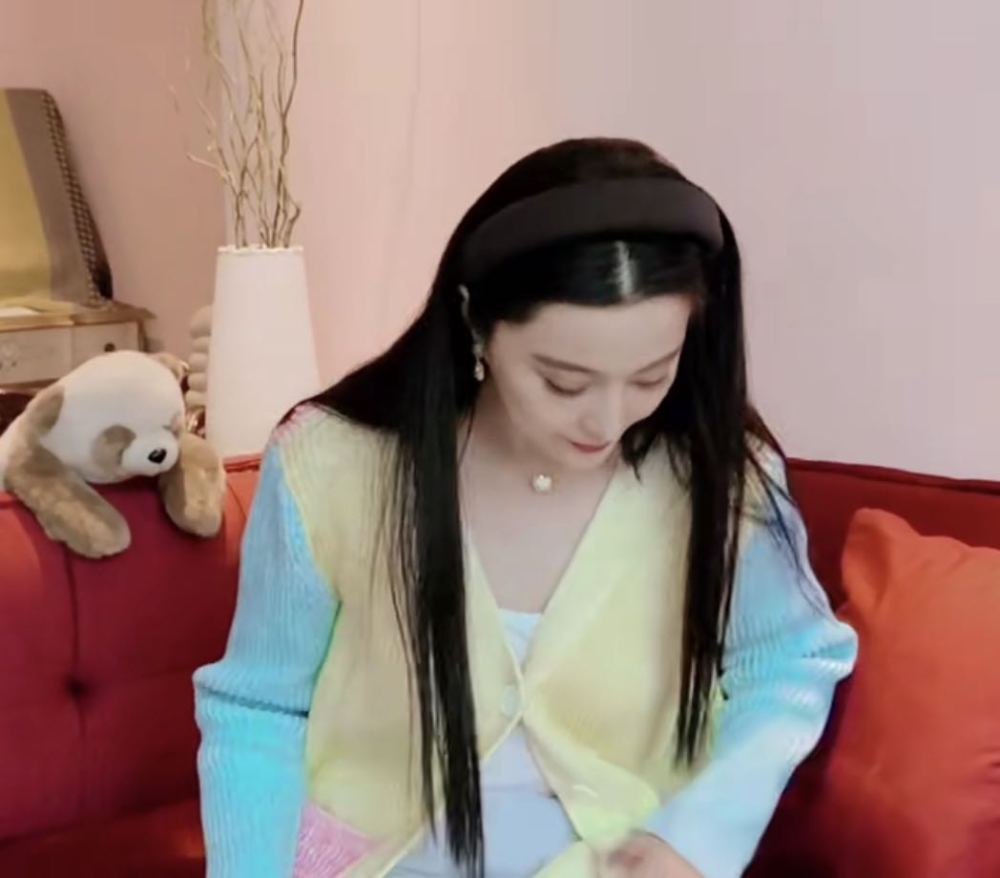 范冰冰|范冰冰分享所收礼物，穿彩色开衫小腹鼓起，特意手拉外套遮挡