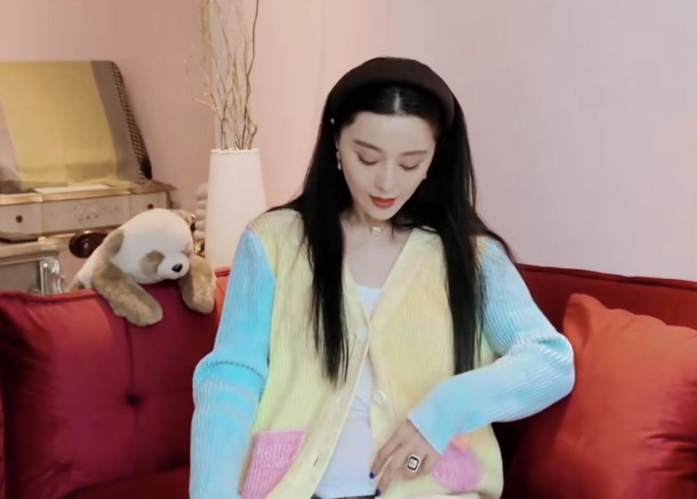 范冰冰|范冰冰分享所收礼物，穿彩色开衫小腹鼓起，特意手拉外套遮挡