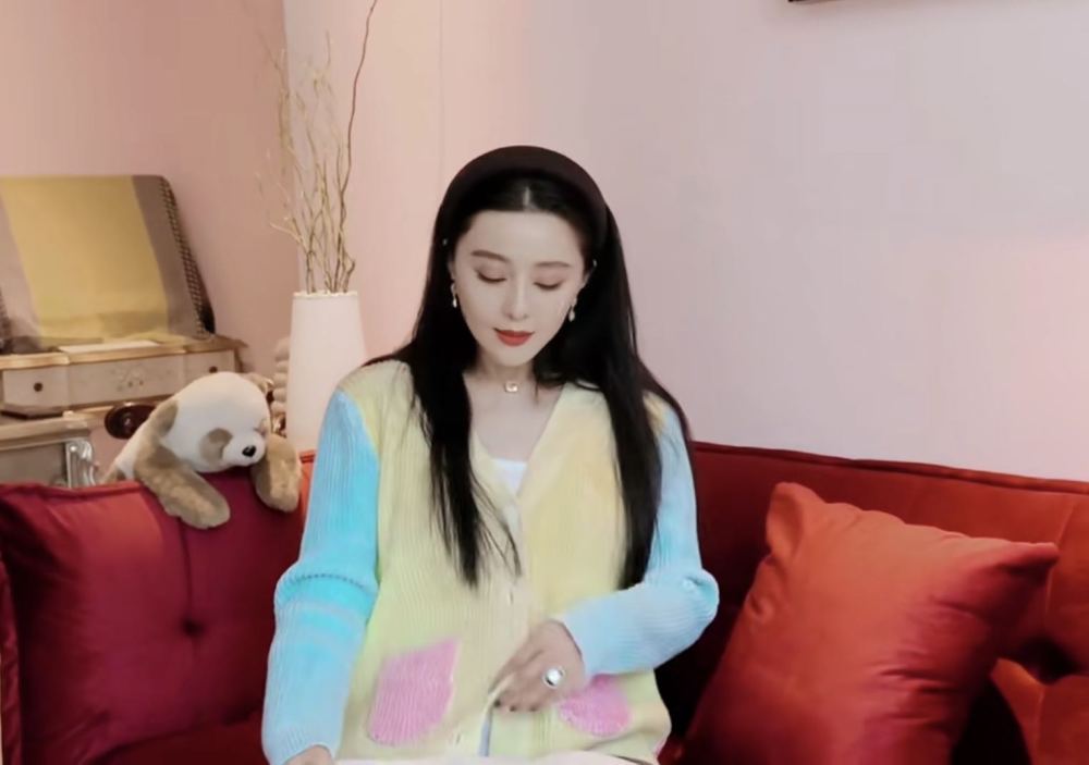 范冰冰|范冰冰分享所收礼物，穿彩色开衫小腹鼓起，特意手拉外套遮挡