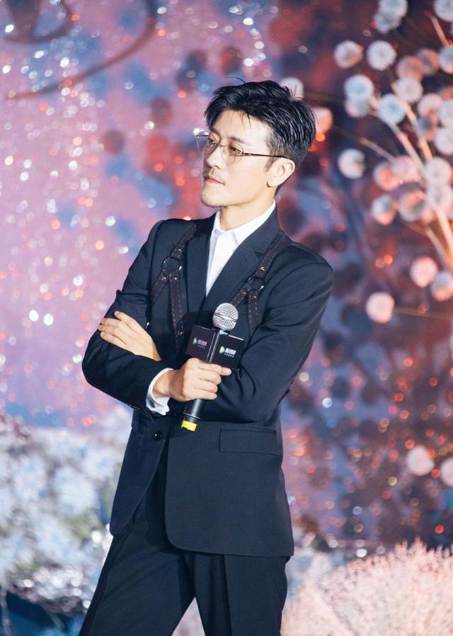 "深井夫妇"太上头啦!林雨申穿西装配眼镜变斯文总裁,护妻狂魔行为超甜