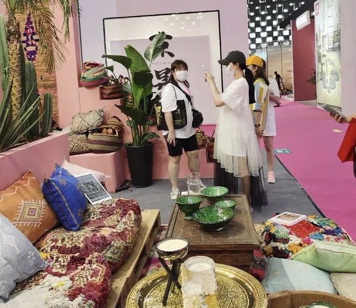 范冰冰|范冰冰分享所收礼物，穿彩色开衫小腹鼓起，特意手拉外套遮挡