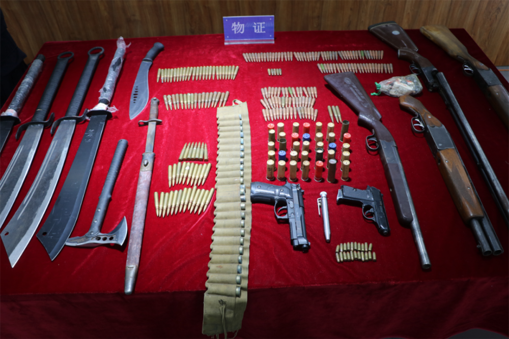 庭审展示涉案枪支7支,弹药200余枚,管制刀具7把此次庭审,兴城法院积极