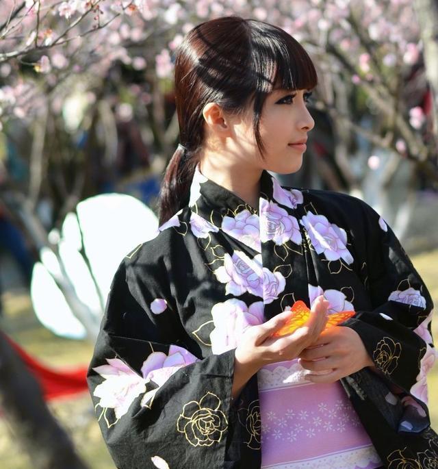 两中国女子穿和服在军事重地拍照男子还是中国人网友点赞其行为