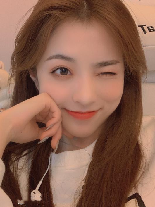 刘思瑶整容后更丑现身线下见面会看清正脸网友笑喷了