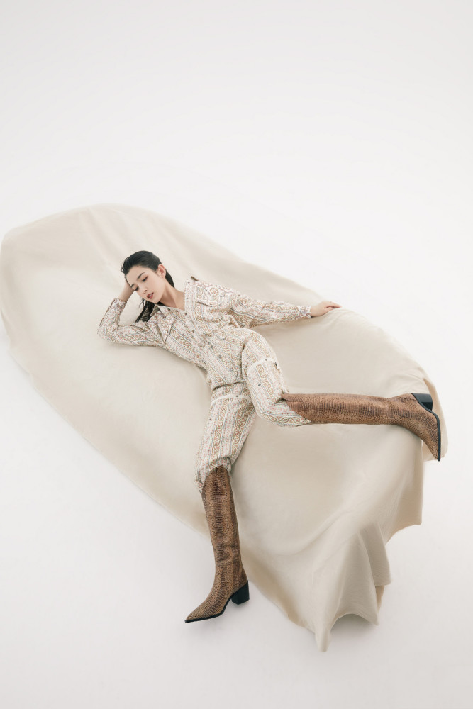 哈妮克孜亮相百花奖皮肤白皙令人羡慕轻松驾驭芭比粉套装