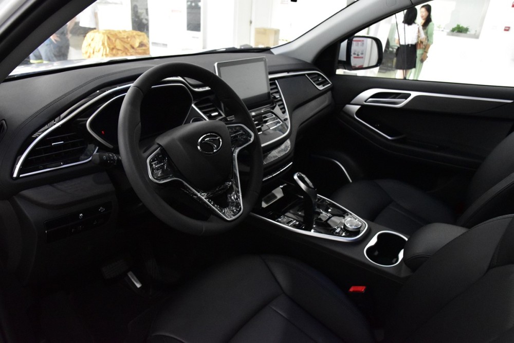 东南dx7星跃内饰部分也进行了比较有诚意的小改进,内饰配色新增加了