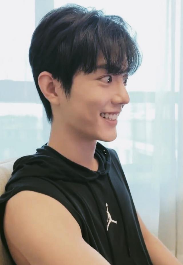 肖战|肖战出道4周年，工作室晒出肌肉照，一看平时就没少举铁