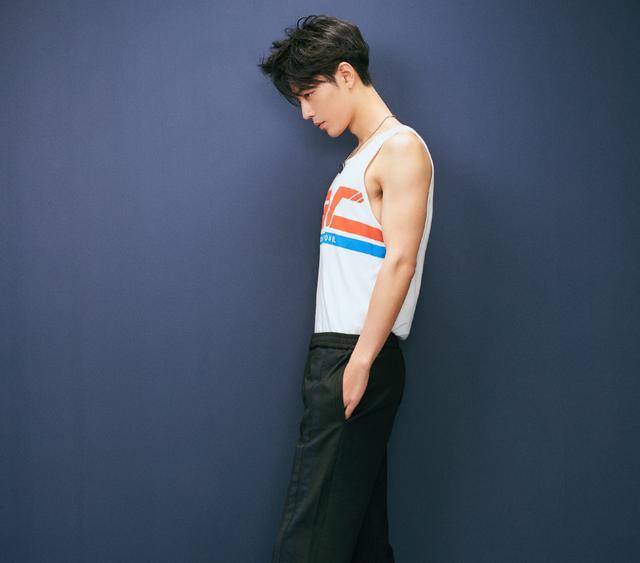 肖战|肖战出道4周年，工作室晒出肌肉照，一看平时就没少举铁