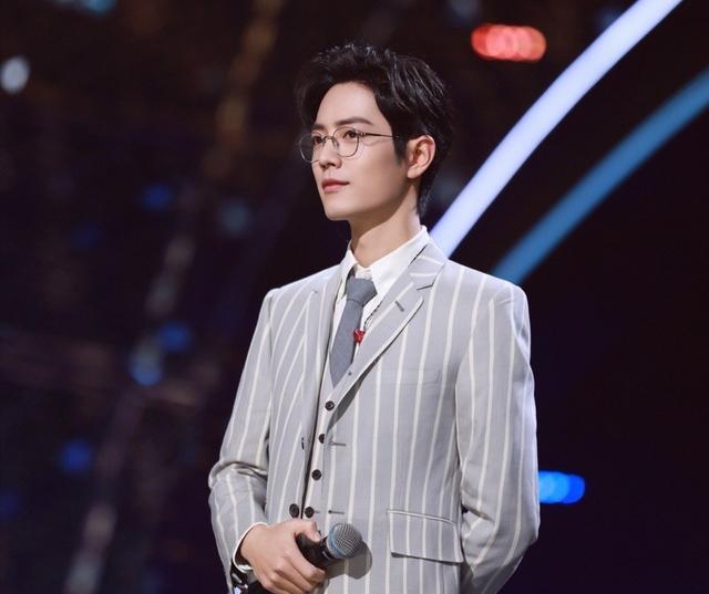 肖战|肖战出道4周年，工作室晒出肌肉照，一看平时就没少举铁