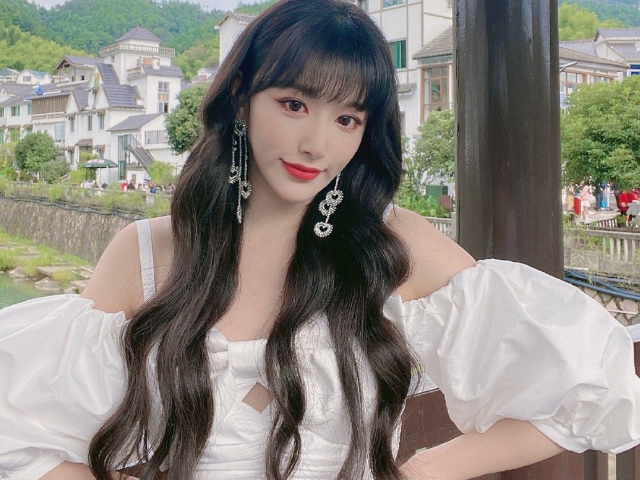 孔雪儿|孔雪儿百花奖红毯现场，与李一桐同框为爱豆正名，气质不输演员！