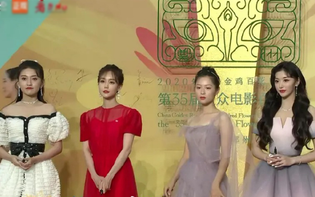 孔雪儿|孔雪儿百花奖红毯现场，与李一桐同框为爱豆正名，气质不输演员！