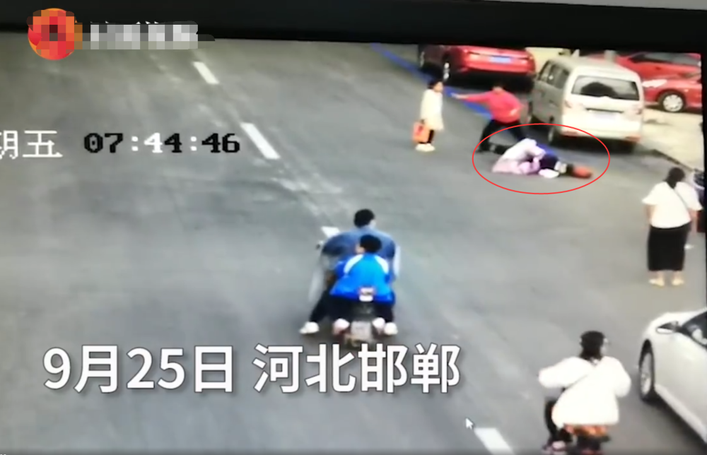 邯郸一女子当街遭前男友驾车碾压 男子系当地公务员曾入室殴打并尾随她 监控视频曝光男子目前仍在逃