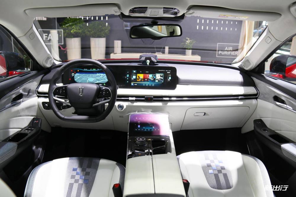 与概念车保持高度一致2020北京车展实拍奔腾e01