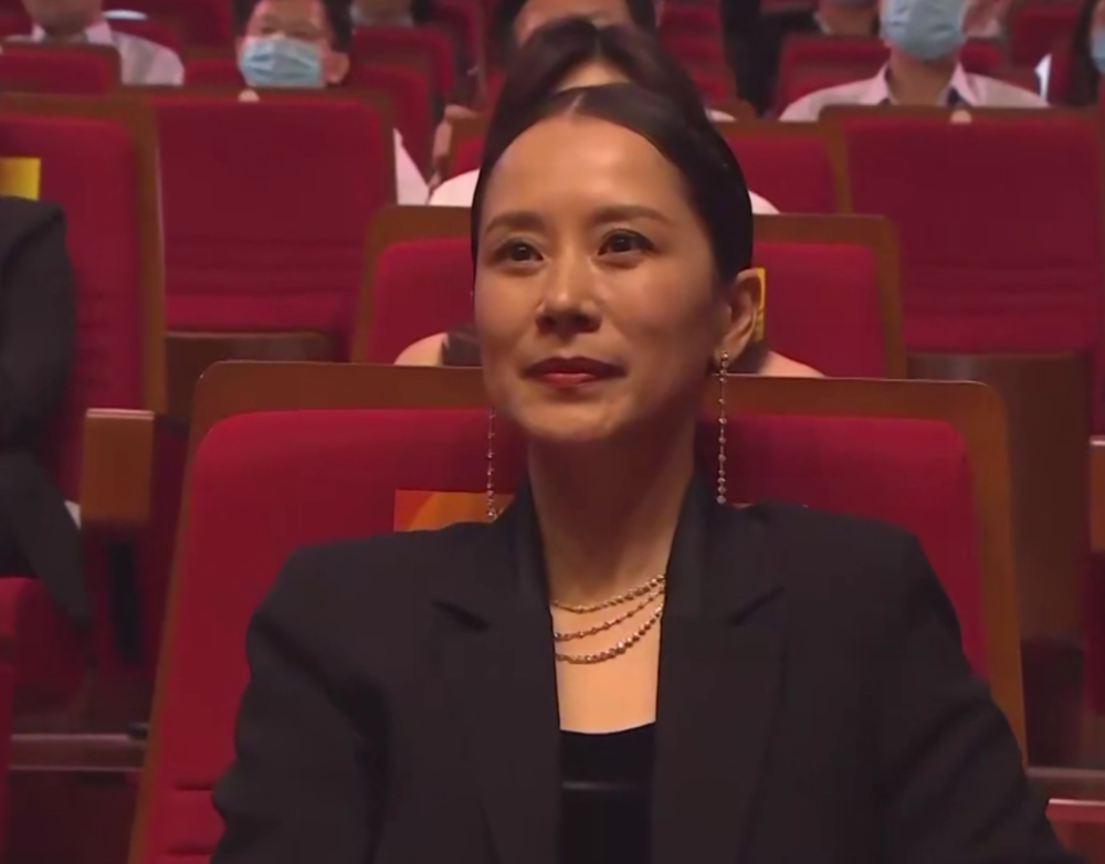 飞天奖|飞天奖现场：秦海璐何冰获视后视帝，海清遗憾陪跑，孙俪造型惊艳