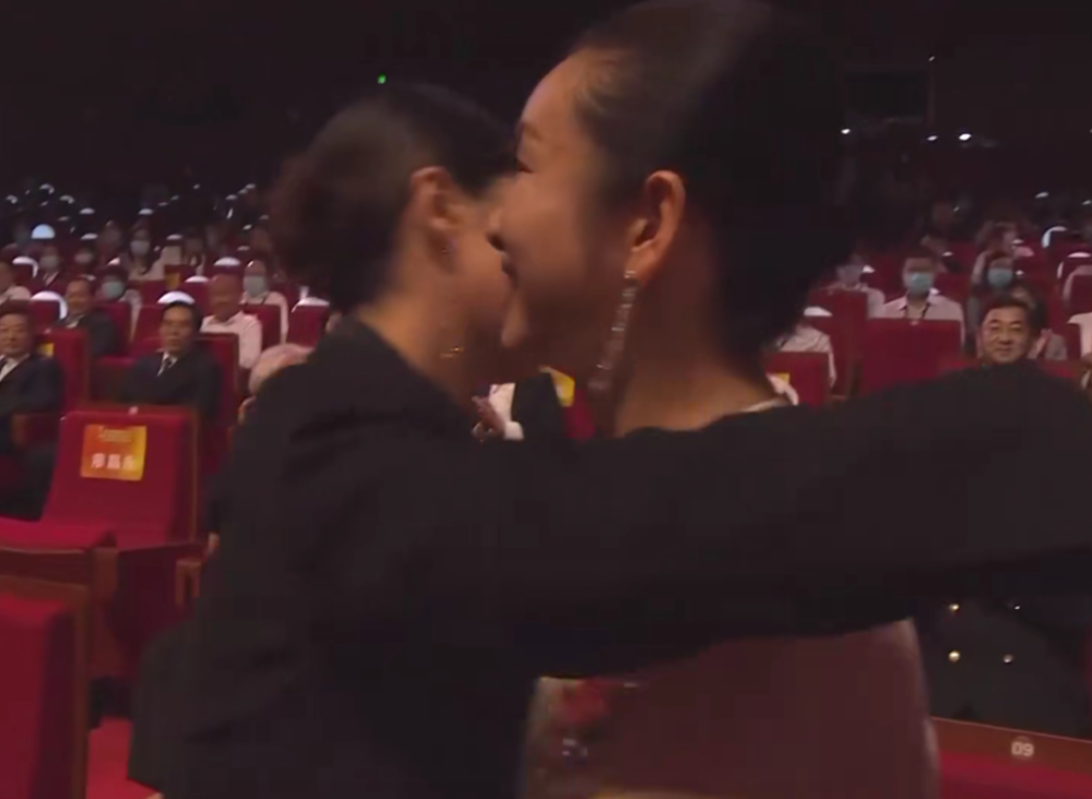 飞天奖|飞天奖现场：秦海璐何冰获视后视帝，海清遗憾陪跑，孙俪造型惊艳