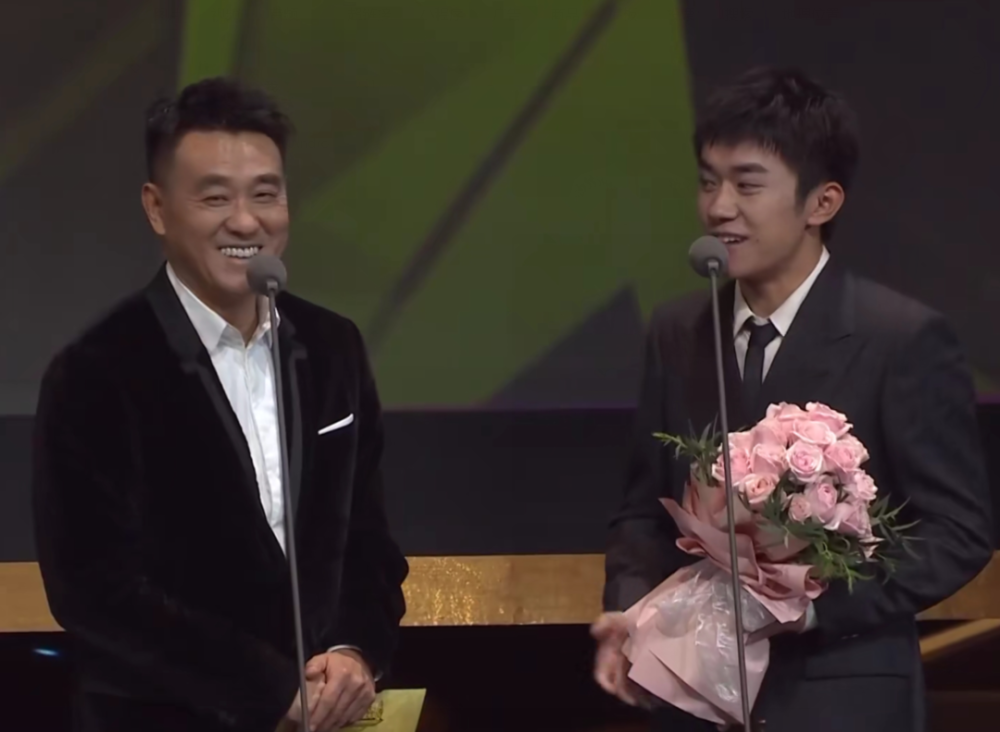 飞天奖|飞天奖现场：秦海璐何冰获视后视帝，海清遗憾陪跑，孙俪造型惊艳