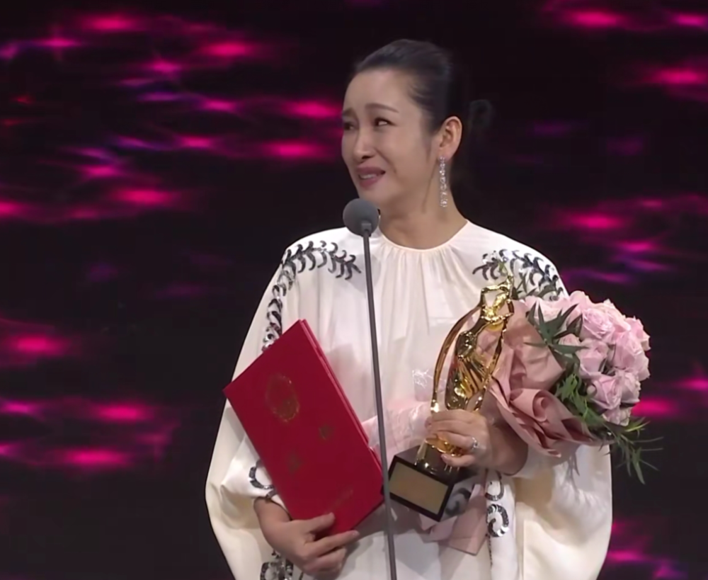 飞天奖|飞天奖现场：秦海璐何冰获视后视帝，海清遗憾陪跑，孙俪造型惊艳