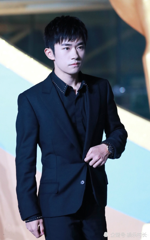 易烊千玺|易烊千玺何冰颁发飞天奖，面对难题千玺滴水不漏，粉丝找到最佳怼人利器