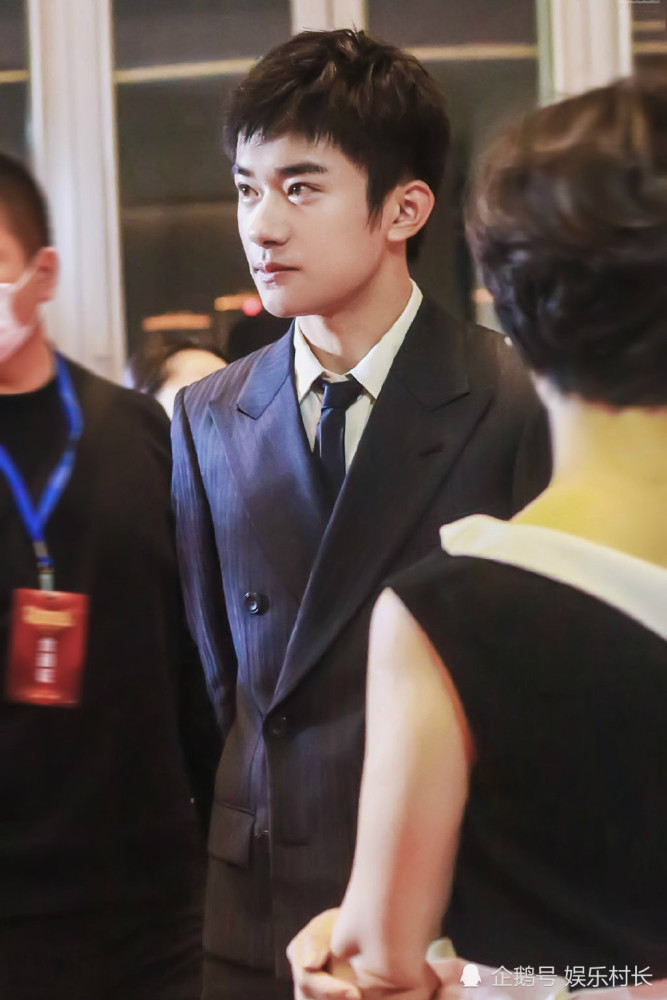 易烊千玺|易烊千玺何冰颁发飞天奖，面对难题千玺滴水不漏，粉丝找到最佳怼人利器