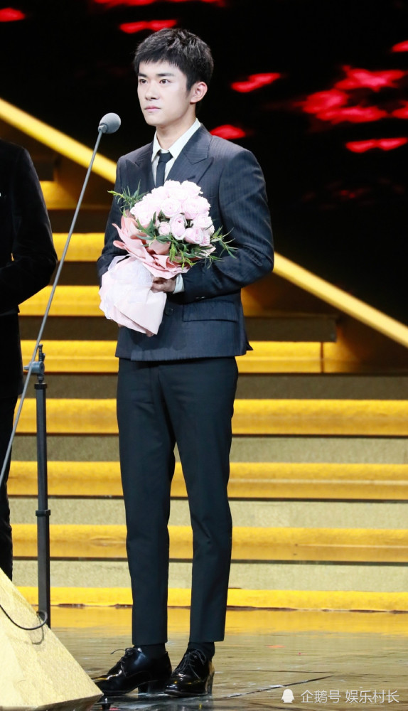 易烊千玺|易烊千玺何冰颁发飞天奖，面对难题千玺滴水不漏，粉丝找到最佳怼人利器