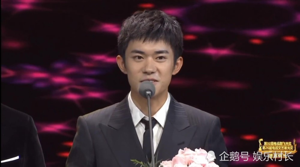 易烊千玺|易烊千玺何冰颁发飞天奖，面对难题千玺滴水不漏，粉丝找到最佳怼人利器