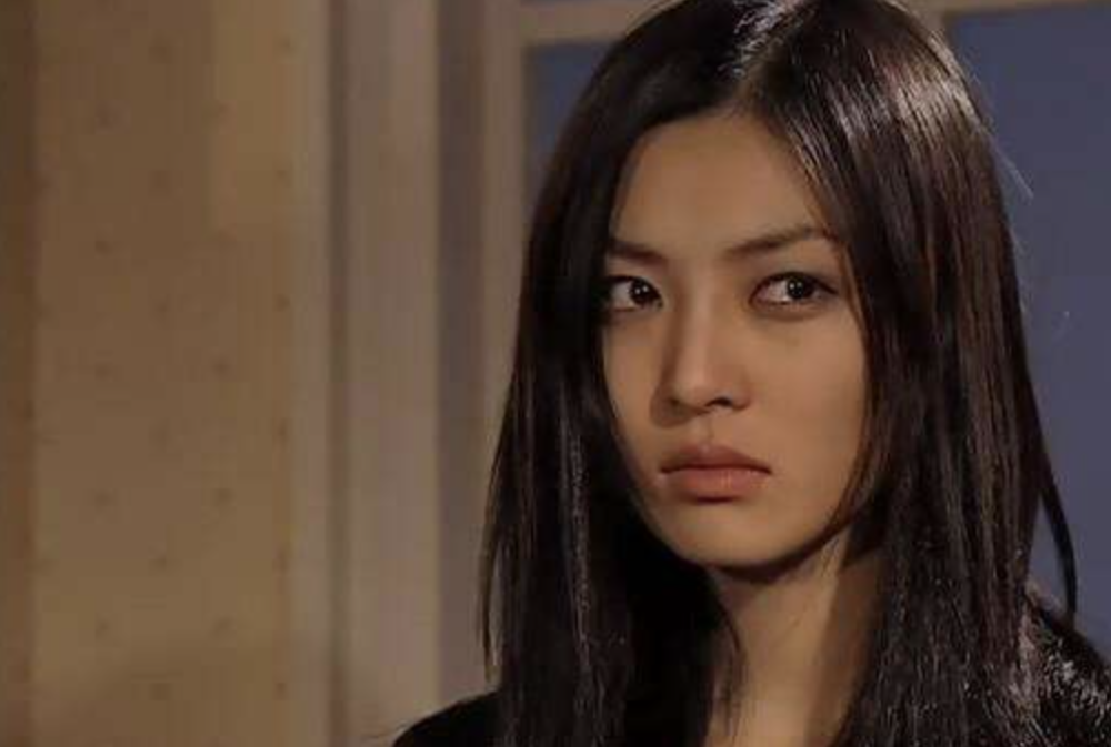 贾静雯|当年同框吊打贾静雯的神颜大美女，如今47岁赛18，仿佛吃了防腐剂……