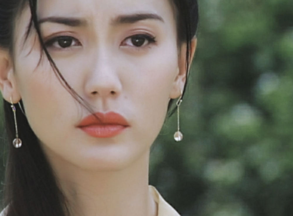 贾静雯|当年同框吊打贾静雯的神颜大美女，如今47岁赛18，仿佛吃了防腐剂……