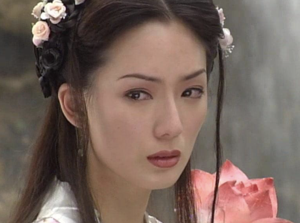 贾静雯|当年同框吊打贾静雯的神颜大美女，如今47岁赛18，仿佛吃了防腐剂……