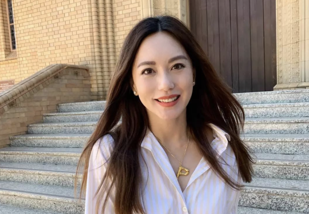 贾静雯|当年同框吊打贾静雯的神颜大美女，如今47岁赛18，仿佛吃了防腐剂……