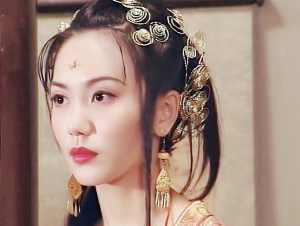 贾静雯|当年同框吊打贾静雯的神颜大美女，如今47岁赛18，仿佛吃了防腐剂……