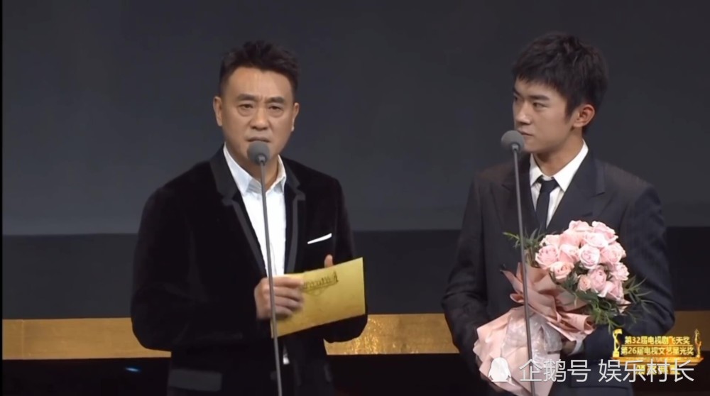 易烊千玺|易烊千玺何冰颁发飞天奖，面对难题千玺滴水不漏，粉丝找到最佳怼人利器