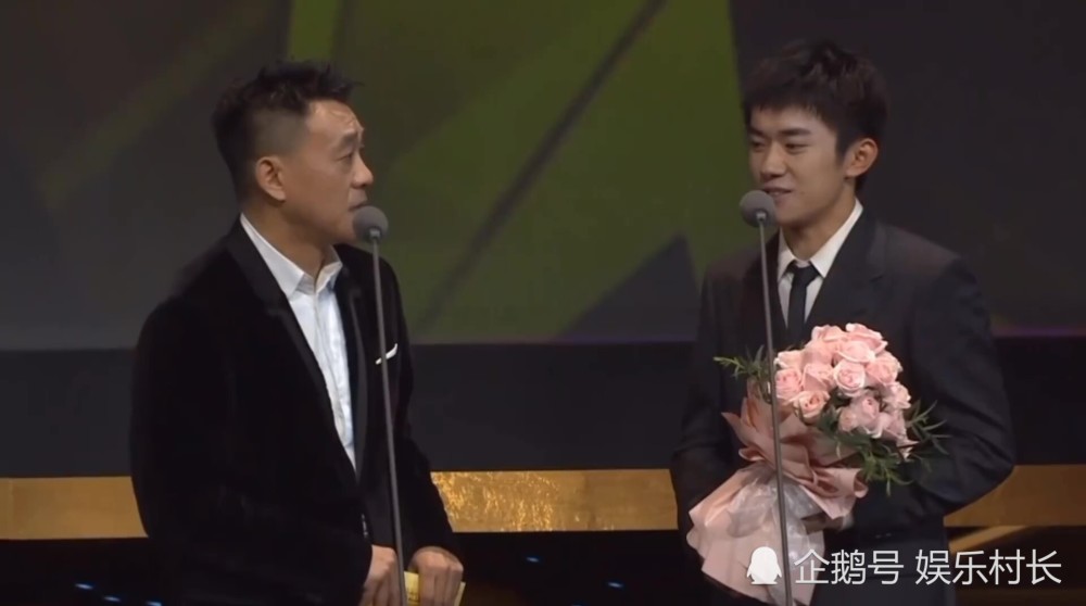 易烊千玺|易烊千玺何冰颁发飞天奖，面对难题千玺滴水不漏，粉丝找到最佳怼人利器