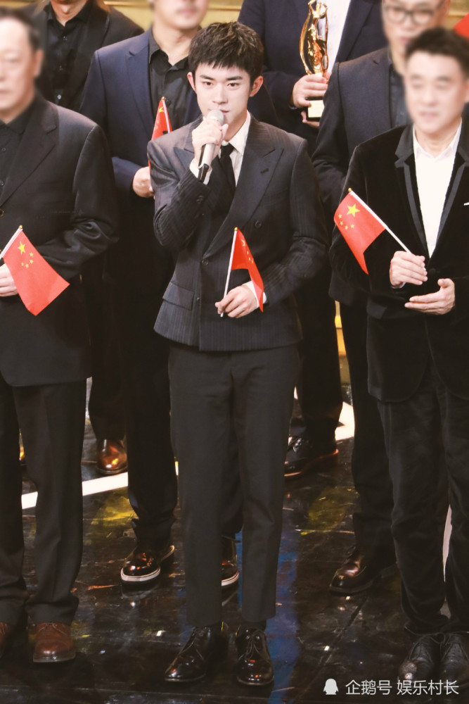 易烊千玺|易烊千玺何冰颁发飞天奖，面对难题千玺滴水不漏，粉丝找到最佳怼人利器